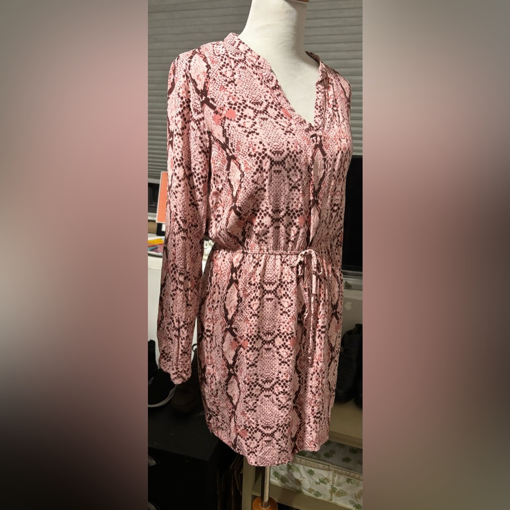Loscana NWOT V-neck dress with drawsting tie waist. Size 8.